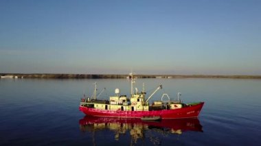 Sefer araştırma yeni dünya Vaigach okyanusta gemi parlak kırmızı renkte.
