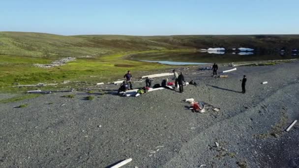 Gente en la desolada isla de Vaygach en el desierto . — Vídeos de Stock