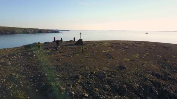 Les gens sur l'île désolée de Vaygach dans le désert de l'océan Arctique . — Video