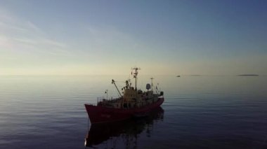 Sefer araştırma yeni dünya Vaigach okyanusta gemi parlak kırmızı renkte.