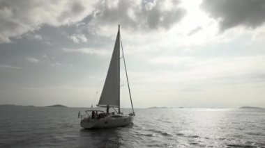 Beyaz arka plan gri gökyüzü Okyanusu üzerinde yat.