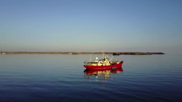 Expédition navire de recherche de couleur rouge vif dans l'océan sur la Nouvelle Terre Vaigach . — Video