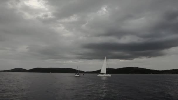 Weiße Yachten nehmen an Regatta vor grauem Himmel im Ozean teil. — Stockvideo