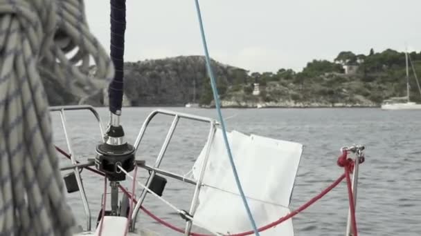 Däcket på en vit båt med ett blått rep i havet. — Stockvideo