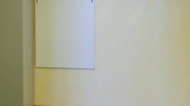 Adamcağız için ameliyathane hastanede doktor ve hemşire tekerlek hastaya.