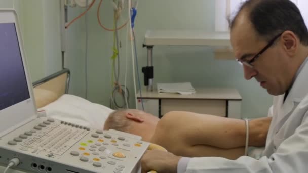 Médico examina pacientes corazón con ultrasonido. — Vídeos de Stock