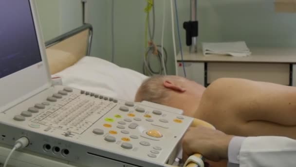 Médico examina pacientes corazón con ultrasonido. — Vídeo de stock