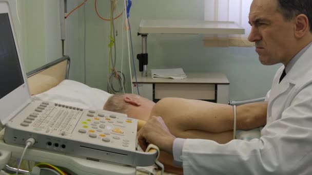 Doctor examines patients heart with ultrasound. — Stock Video