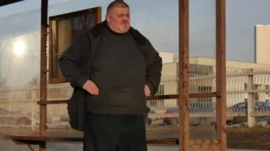 Şişman bir adam kalp krizi sokak şehir otobüs durağında.