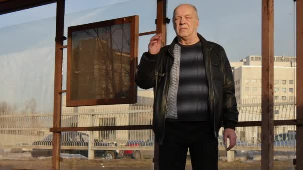 Man felt headache and sudden giddiness at bus stop on city street. — Stock Video