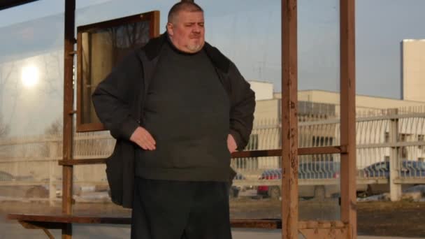 Egy kövér férfi volt szívrohama buszmegállóban a város utca. — Stock videók