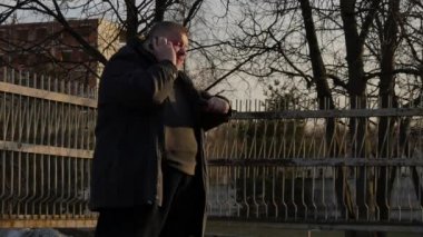 Şişman bir adam telefonda konuşan ve şehir sokak üzerinde çok sinir.