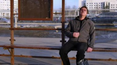 Adam birden baş ağrısı ve şehir otobüs durağında ani giddiness sokak hissettim.