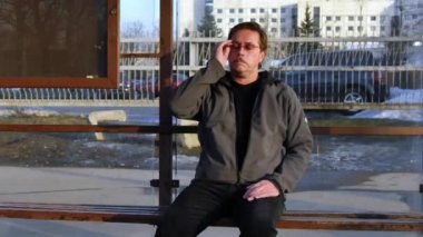 Adam birden baş ağrısı ve şehir otobüs durağında ani giddiness sokak hissettim. İnsanlar sıkıcı ağrıyan ağrı aniden ortaya çıkar ve bir kalp krizi veya felç belirtisi olabilir.
