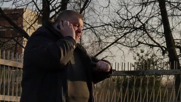 Fet man är nervös pratar telefon på staden gatan. — Stockvideo