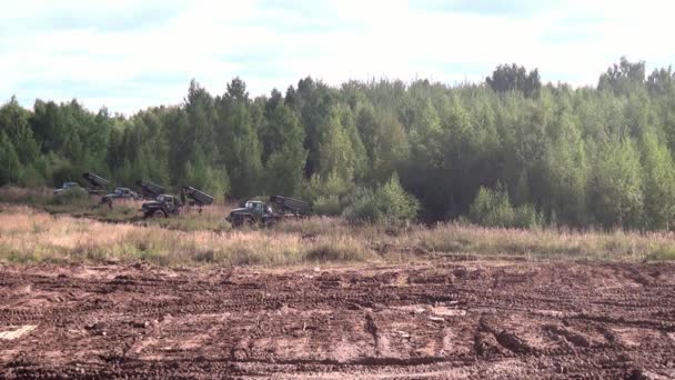 Wojskowych pojazdów bojowych Bm-21 m pola reaktywnego systemu. — Wideo stockowe