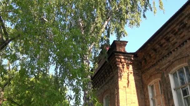 Здание, в котором содержались родственники Николая II до их казни . — стоковое видео