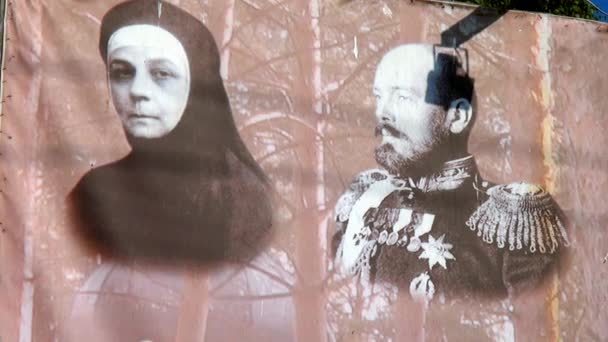 Billeder af døde slægtninge til Romanovs foran St Elisabeth Kloster . – Stock-video