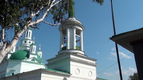 Torre de sino da Igreja Ortodoxa Catedral da Santíssima Trindade . — Vídeo de Stock