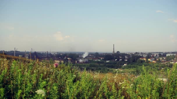 Alapaevsky metallurgische fabriek vervuilt klimaat van de kleine stad van de Oeral. — Stockvideo