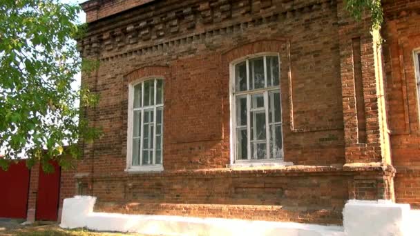 Fenster des Museums der Erinnerung an die Vertreter des russischen Kaiserhauses. — Stockvideo