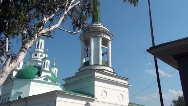 Campanario de la Iglesia Ortodoxa Catedral de la Santísima Trinidad . — Vídeos de Stock