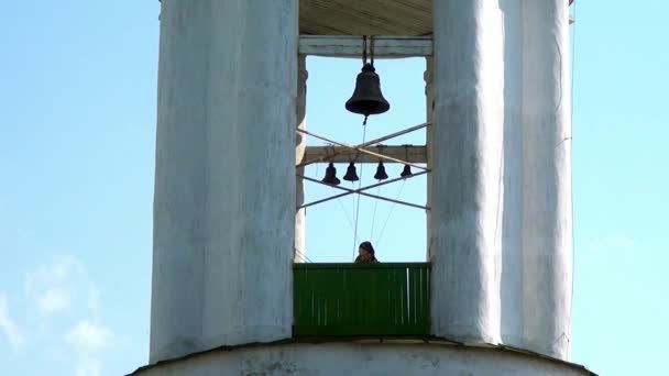 Torre de sino da Igreja Ortodoxa Catedral da Santíssima Trindade . — Vídeo de Stock