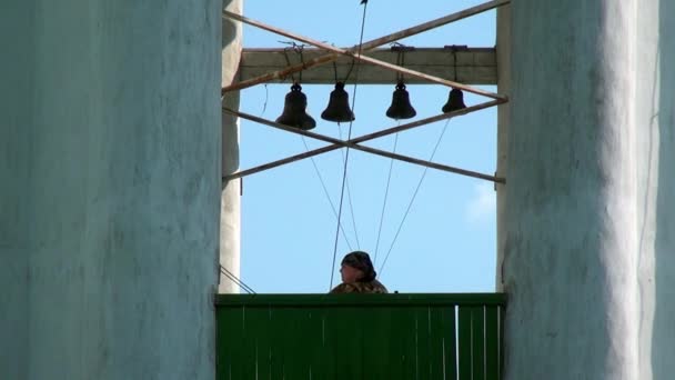 Bell toren van de kerk van de orthodoxe heilige Drievuldigheid kathedraal. — Stockvideo