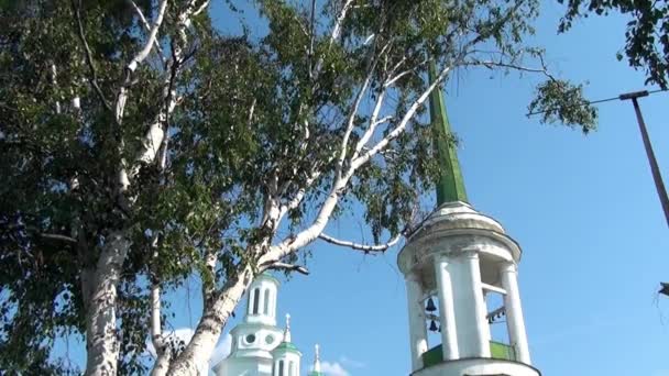 Bell toren van de kerk van de orthodoxe heilige Drievuldigheid kathedraal. — Stockvideo