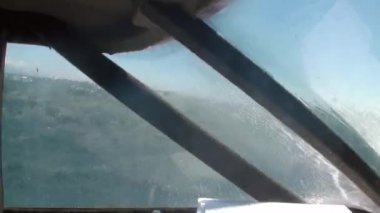 Yeni Zelanda'da bir balıkçı teknesi penceresinden fırtına.