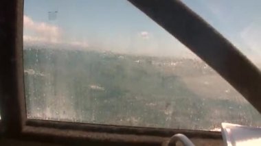 Yeni Zelanda'da bir balıkçı teknesi penceresinden fırtına.