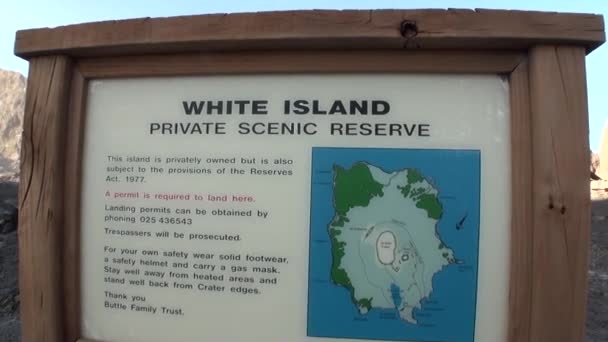 Stand informativo White Island Private Scenic Reserve n Nuova Zelanda . — Video Stock