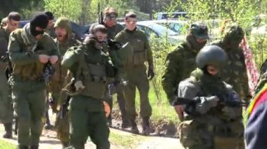 Airsoft silahı ile askeri üniformalı oyuncuların bir konuma gidin.