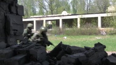 Harap evin arka planda çalışan silah ile askeri üniformalı asker.