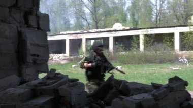 Harap evin arka planda çalışan silah ile askeri üniformalı asker.