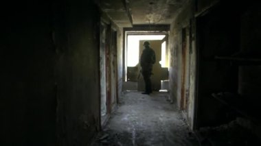 Silah ile askeri üniformalı askerler yok eve yürümek