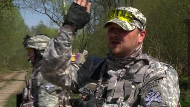 Comandante da equipe de jogos em uniforme militar dá uma instalação no jogo . — Vídeo de Stock