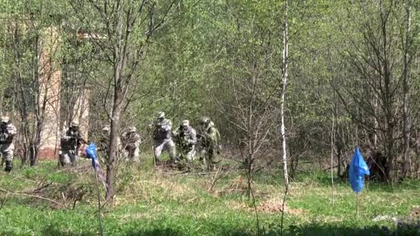 Lidé v uniformě na pozadí vojenské ruční granát exploze v lese. — Stock video