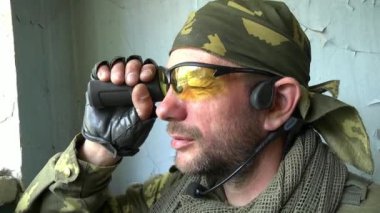 Airsoft silahı ile askeri üniformalı oyuncuların bir konuma gidin.