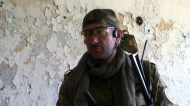 Airsoft silahı ile askeri üniformalı oyuncuların bir konuma gidin.