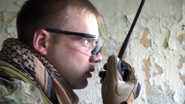 Гравці Аірсофт в Армійське обмундирування з зброєю йдуть на місце. — стокове відео