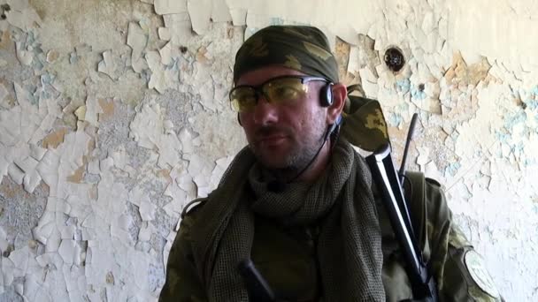 Hráči z airsoft ve vojenské uniformě s zbraní jít na pozici. — Stock video