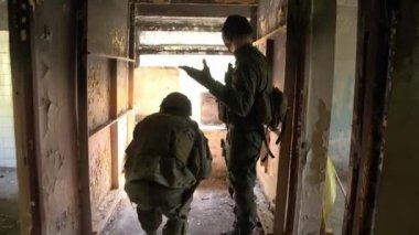 Harap evin arka planda çalışan silah ile askeri üniformalı asker.