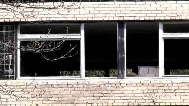 Askeri el yıkılan evin arka plan üzerinde bir el bombası patlama. — Stok video