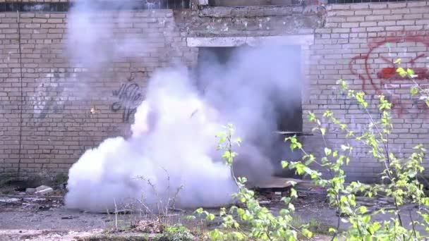 摧毁房屋背景的军用手榴弹爆炸. — 图库视频影像