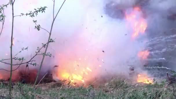破壊された家の背景に軍事手手榴弾爆発. — ストック動画