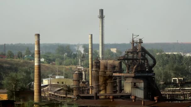 Tuberías de humo de plantas industriales entre árboles verdes y la naturaleza en Alapaevsk . — Vídeos de Stock