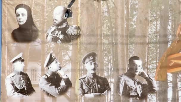 Фотографии погибших родственников Романовых перед монастырем Святой Елизаветы . — стоковое видео