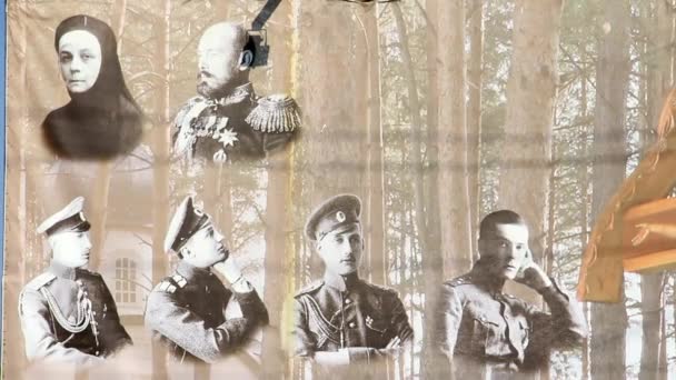 Bilder av döda släktingar av Romanovs framför St Elisabeth Convent. — Stockvideo