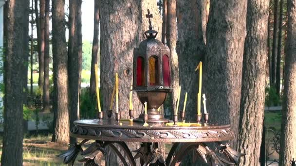 Свечи возле креста с распятием вместо казни Елизаветы Федоровны. — стоковое видео